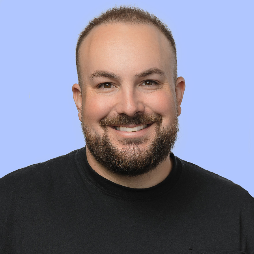 검은 점퍼를 입고 웃는 남자