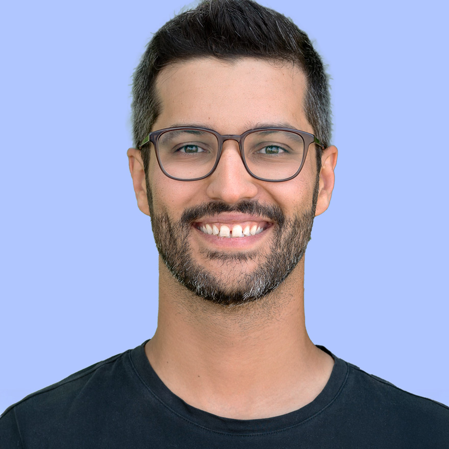 안경을 쓰고 웃는 남자