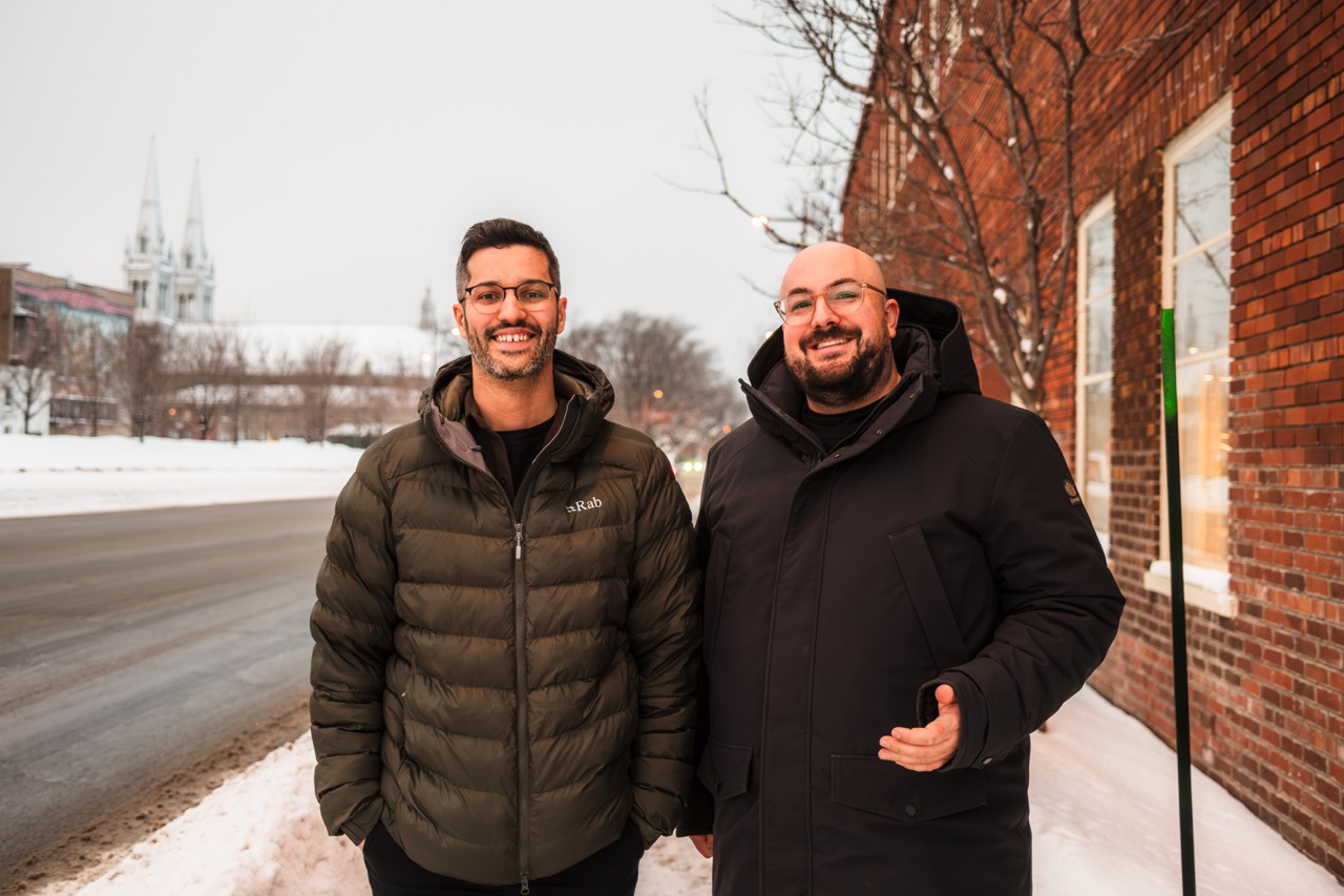 겨울에 밖에서 웃고 있는 두 남자